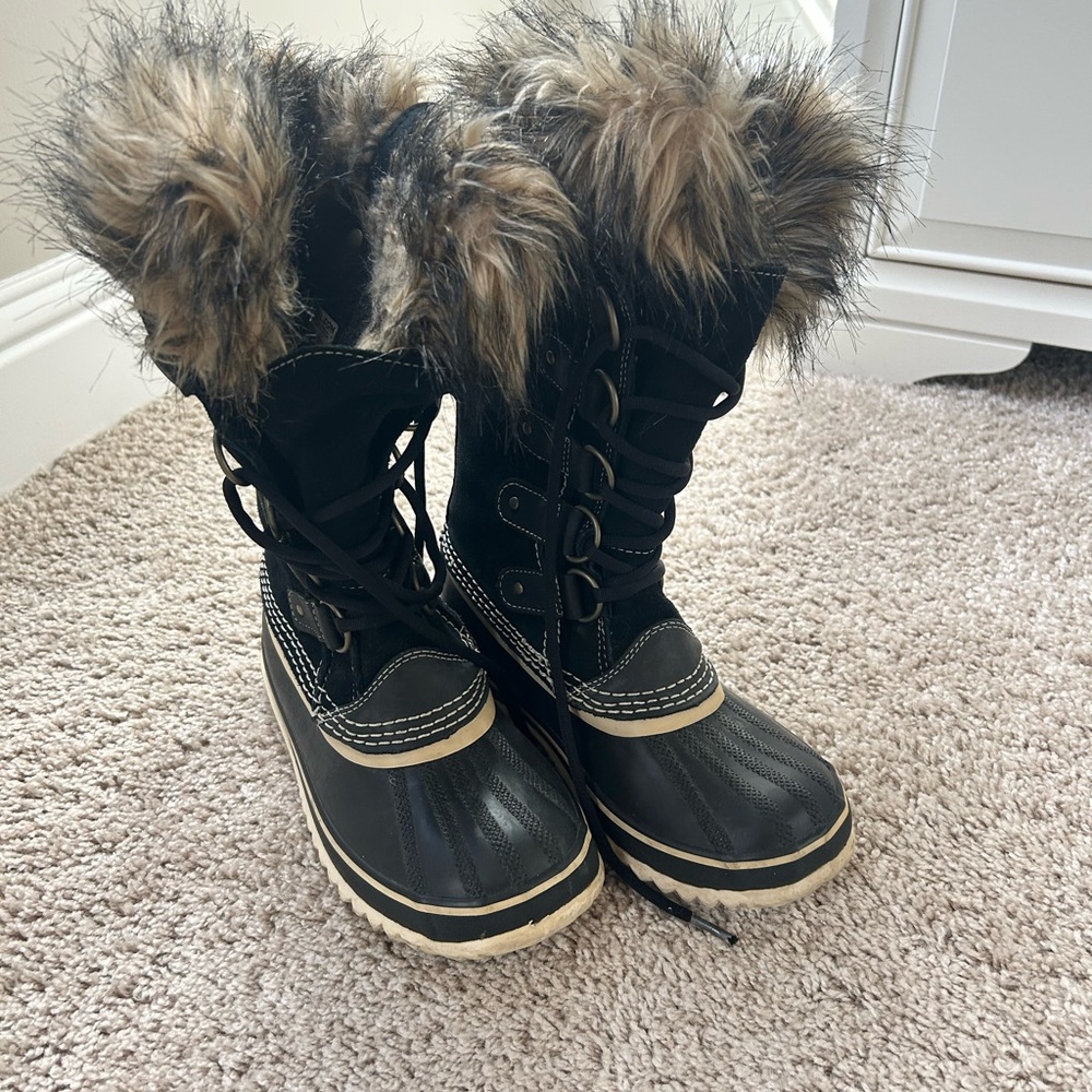 Black Sorel joan of Arctic boots. Size 6.